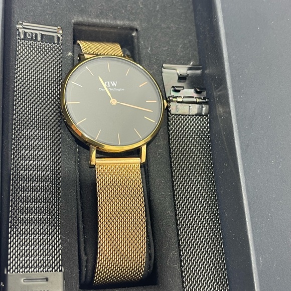 Daniel Wellington Women Watch with extra link.